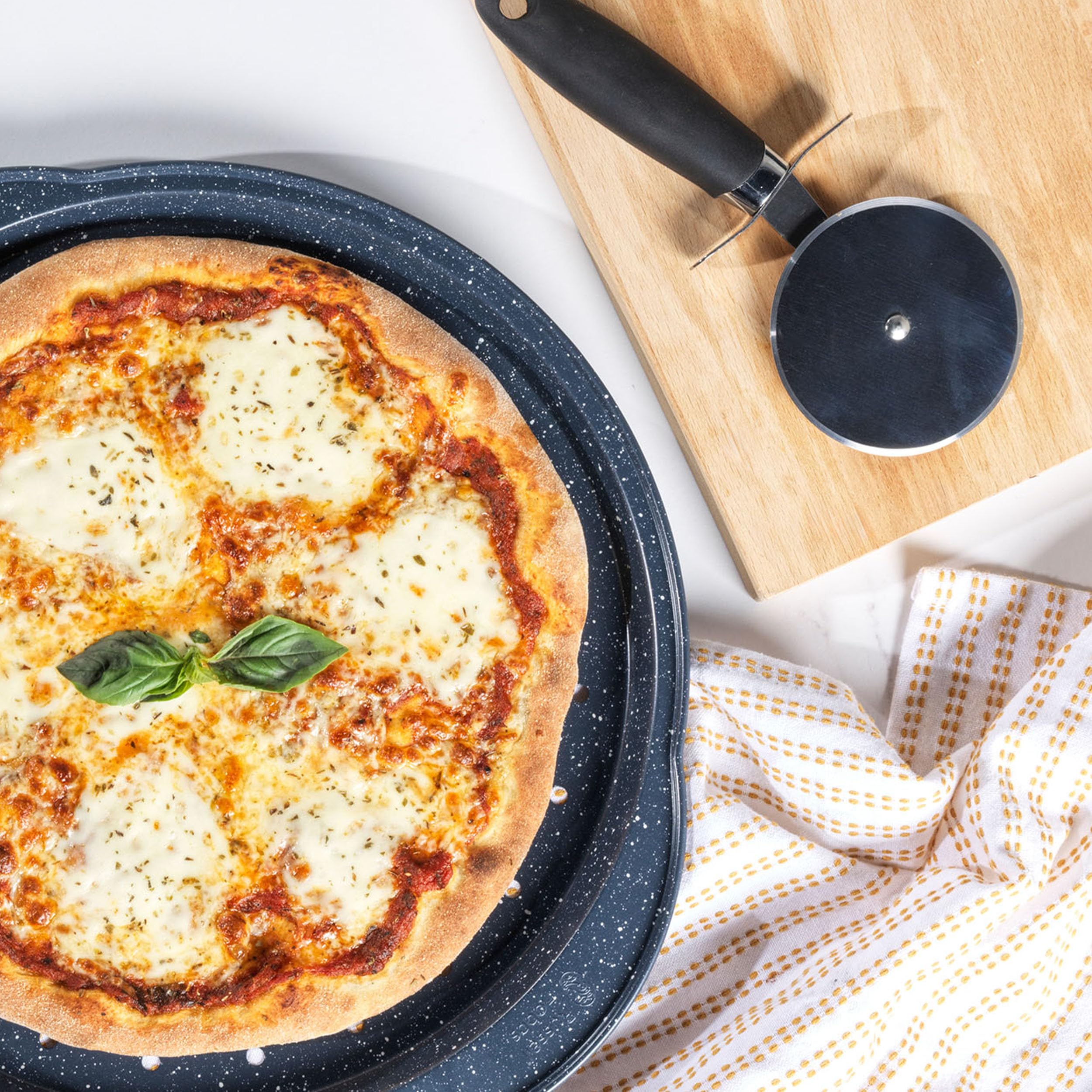 Set de 2 Plaques à Pizza Perforées 37 cm, Plateaux à Pâtisserie Non-Antiadhésifs, Idéaux pour Cuisson de Pizzas, Pain à l'Ail et Plus, Acier au Carbone, Revêtement Nightfall Stone