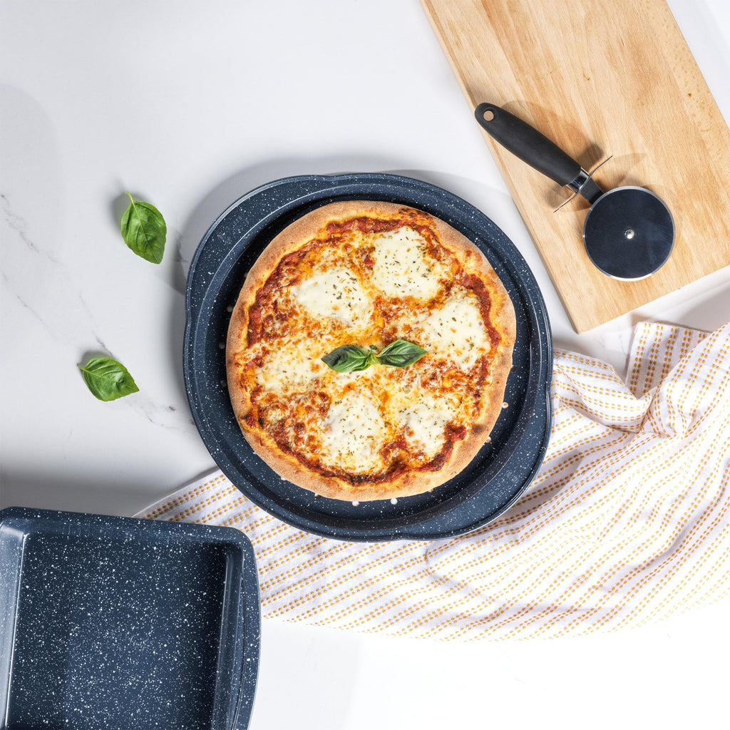 Set de 2 Plaques à Pizza Perforées 37 cm, Plateaux à Pâtisserie Non-Antiadhésifs, Idéaux pour Cuisson de Pizzas, Pain à l'Ail et Plus, Acier au Carbone, Revêtement Nightfall Stone